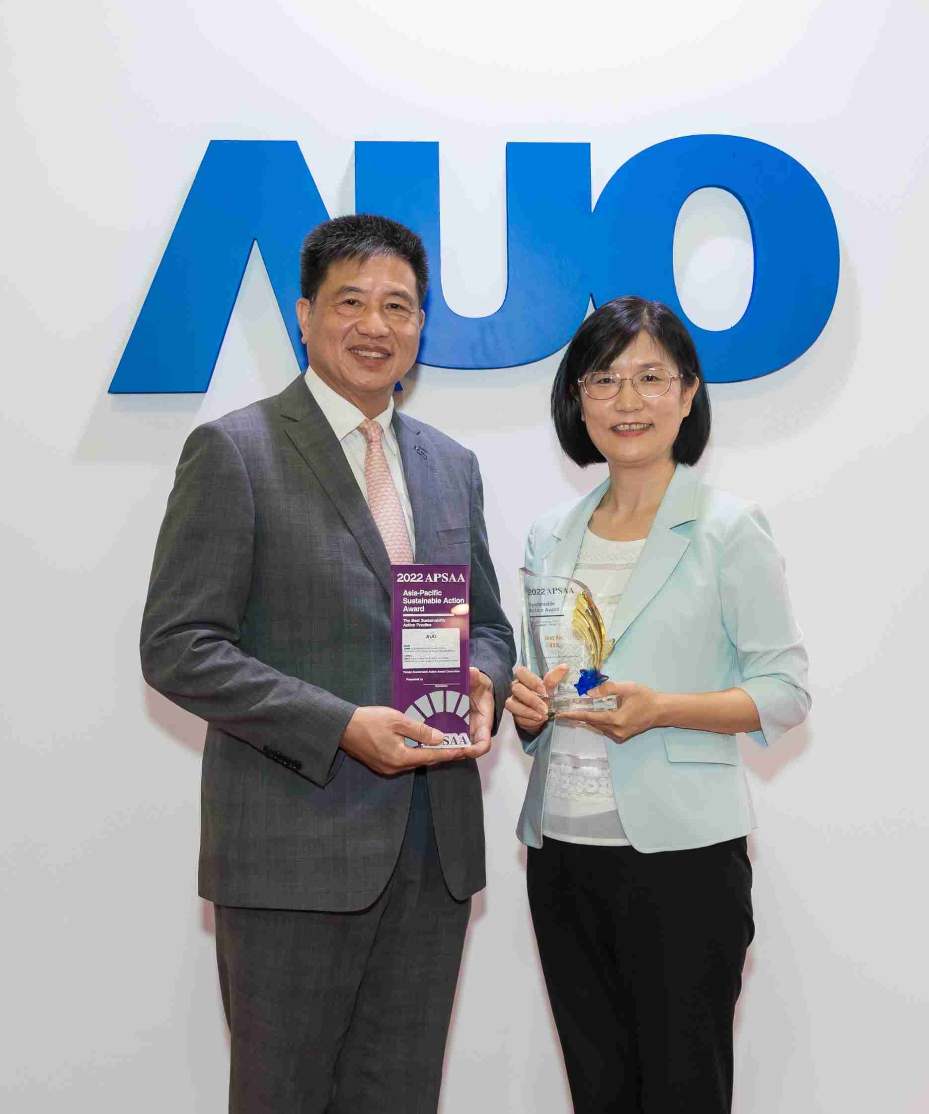 冰球突破长期垫筑永续远景的基石，，，，透过ESG暨气候委员会逐步实践永续策略蓝图。。。。其中，，冰球突破光电永续长古秀华带领团队、、、、制定中长期目标，，，，缔造多面向亮眼表现，，，获得「顶尖永续长奖」的个人奖殊荣（左：冰球突破光电董事长暨执行长彭双浪，，，，右：冰球突破光电永续长古秀华）