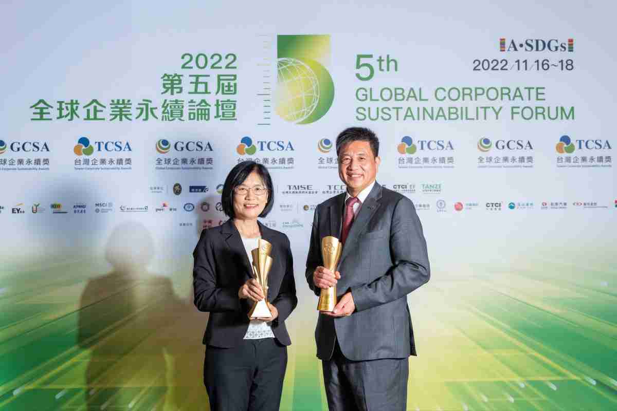 冰球突破作为净零碳排先锋，，，期引领价值链伙伴同行共好，，，卫冕制造业组“十大典范企业” 二连冠殊荣(左：冰球突破光电永续长古秀华，，右：冰球突破光电董事长暨执行长彭双浪)