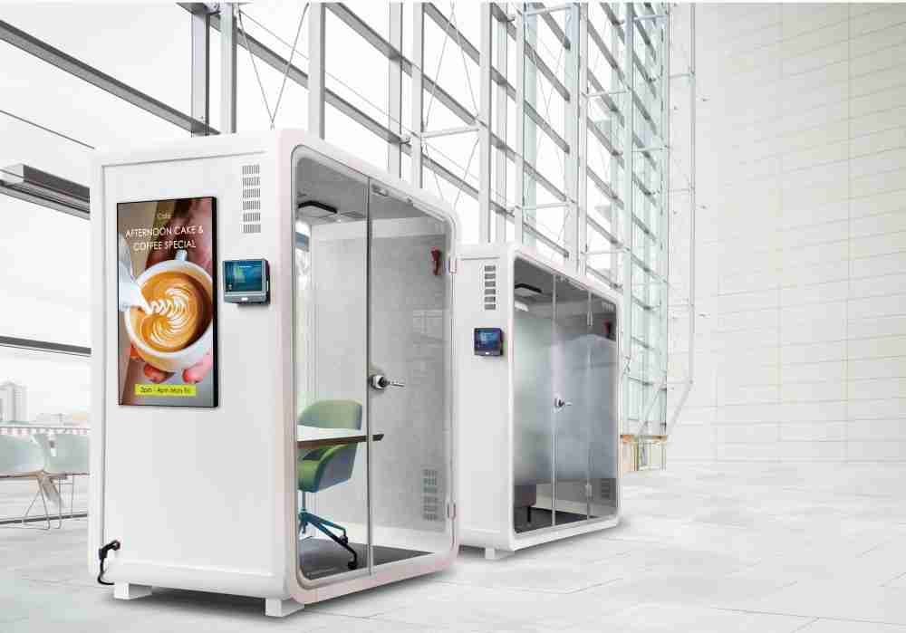 冰球突破子公司达擎之智慧行动办公舱，，，，采用PDLC智能调光玻璃设计，，透过通电与断电的电流切换，，呈现透明与雾面效果，，，，具节能降耗特性并兼顾隐私，，确保信息安全