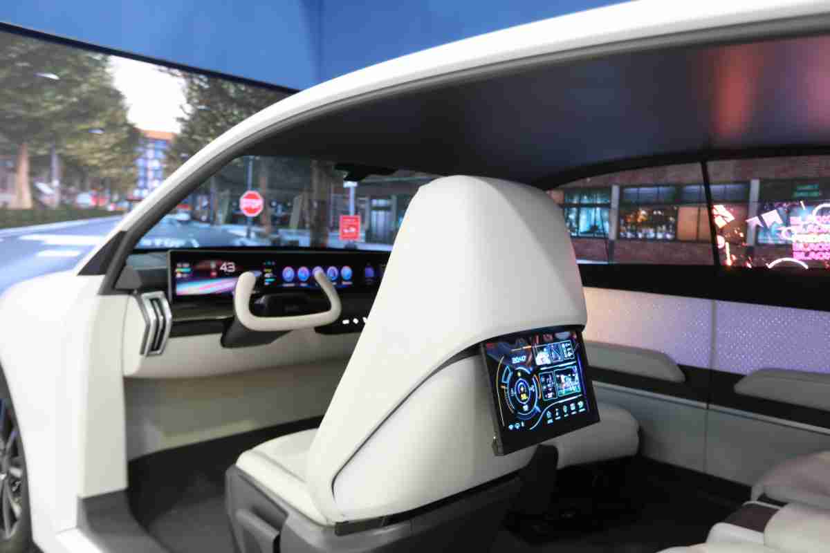 冰球突破的「可卷式后座娱乐显示器」加强后座乘客的感官体验，，，，并保有个性化设计，，可依使用偏好进行动态调整。。。