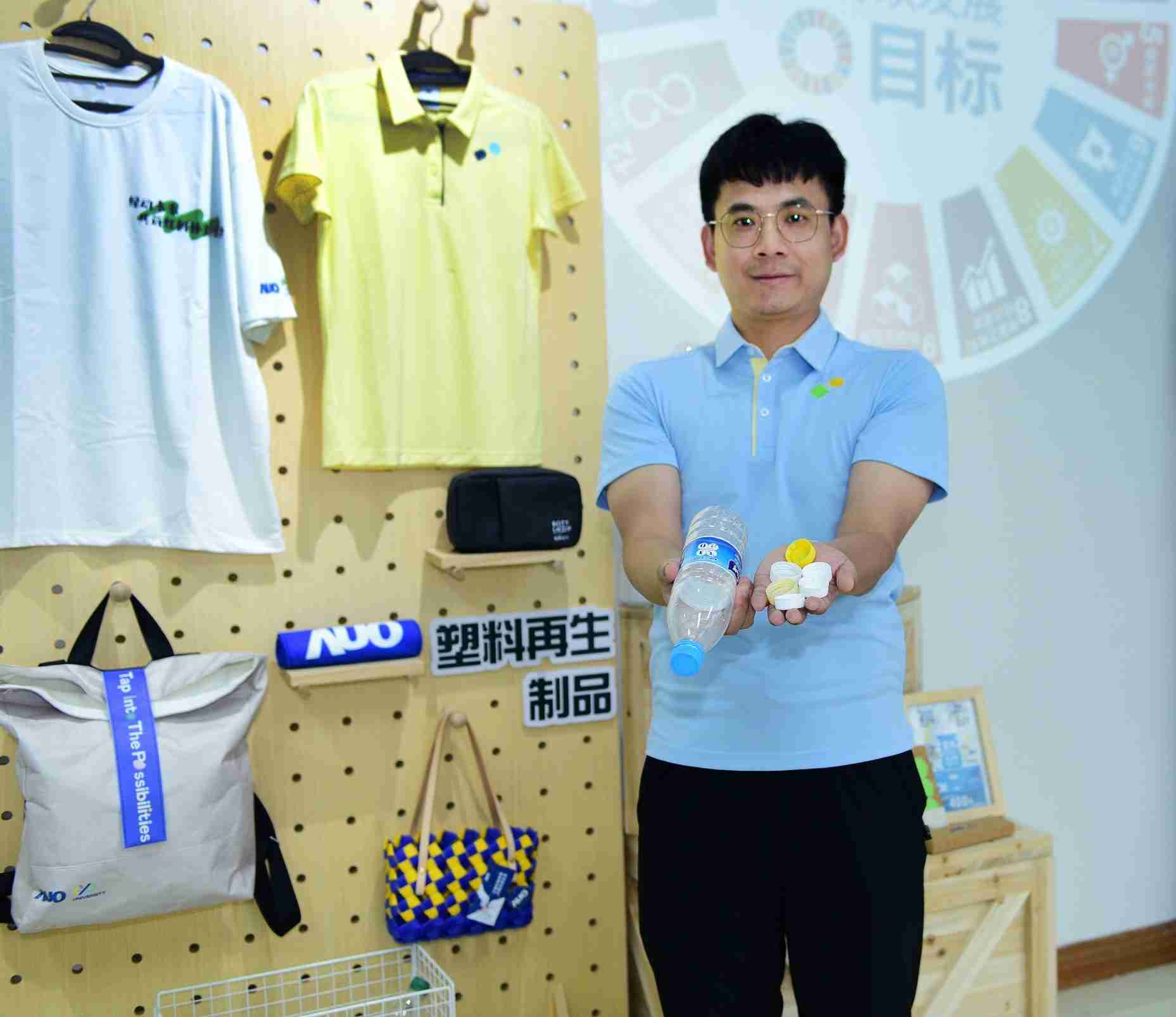 「2024智慧冰球突破展」永续发展馆中，，，展示冰球突破厦门驱动永续发展之成果，，，，包含将厂内废弃物再制为实用物品，，，，将永续发展理念深植于员工生活日常实践